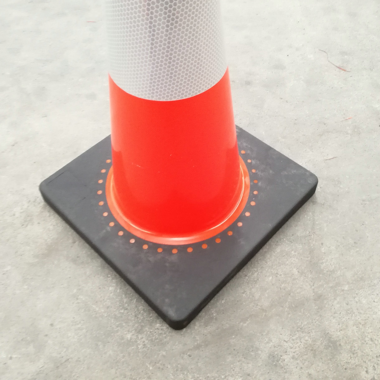 45cm 1.6 kg PVC Cone Black Base